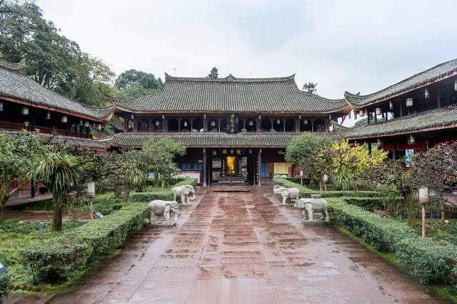 峨眉山独特古寺，内藏中国现存最大古代铜佛像，寺内建筑像蒙古包