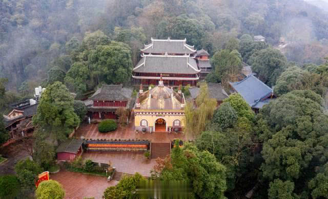 峨眉山独特古寺，内藏中国现存最大古代铜佛像，寺内建筑像蒙古包