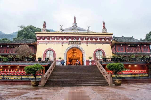 峨眉山独特古寺，内藏中国现存最大古代铜佛像，寺内建筑像蒙古包