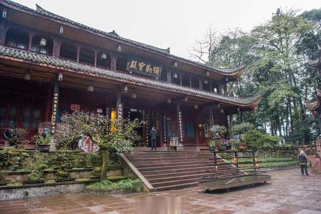 峨眉山独特古寺，内藏中国现存最大古代铜佛像，寺内建筑像蒙古包