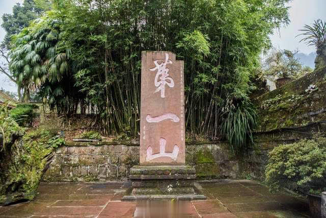 峨眉山独特古寺，内藏中国现存最大古代铜佛像，寺内建筑像蒙古包