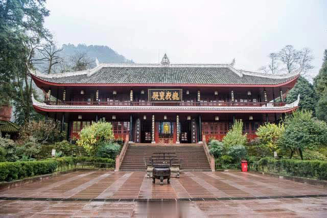 峨眉山独特古寺，内藏中国现存最大古代铜佛像，寺内建筑像蒙古包