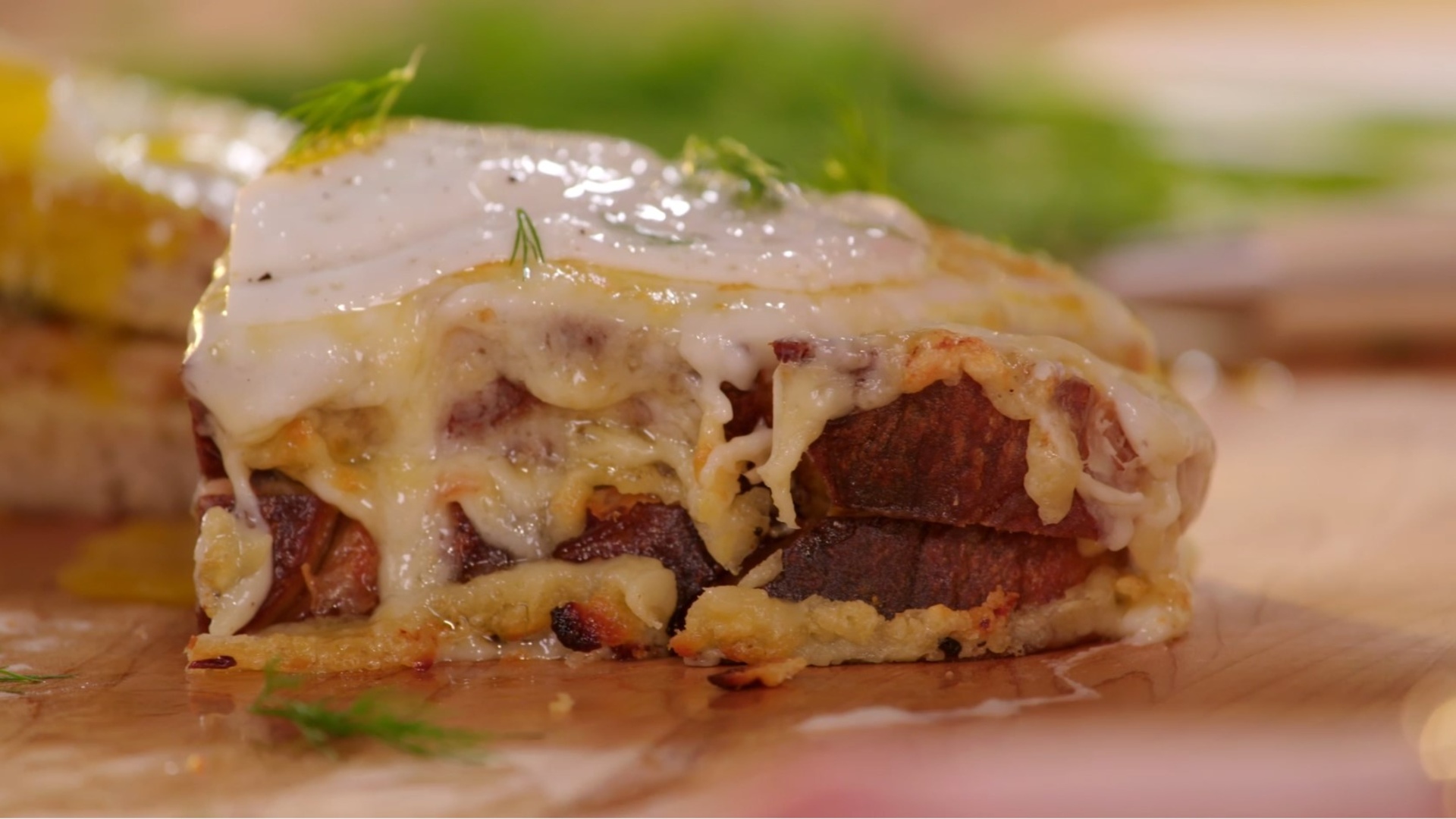 Croque Madame mit geräuchertem Lachs, eine dekadente Abwechslung