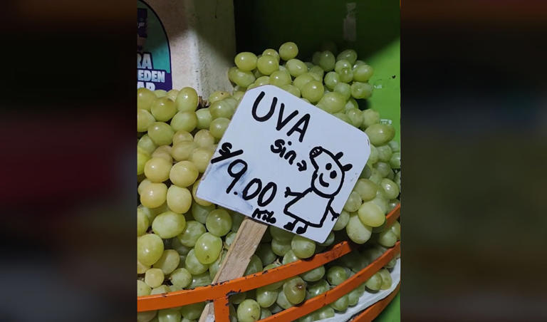 Comerciante peruana de uvas sorprende con ingenioso letrero: “Sin ‘pepa’ como tu novio”