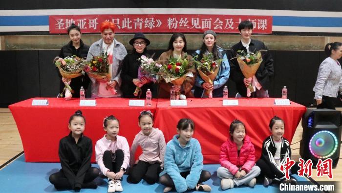 �赸ʫ�硶ֻ�����̡��״θ����ݳ� ��������ӭ�������