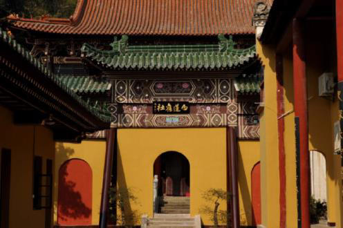 江西一千年古寺，每年亏损上亿元仍不收门票，中午还能吃免费斋饭