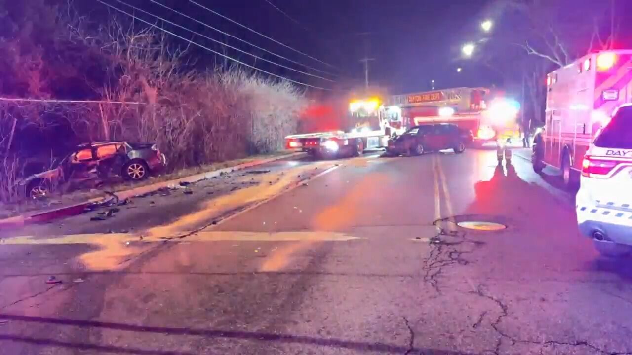 2 hospitalized following 2-car crash in Dayton