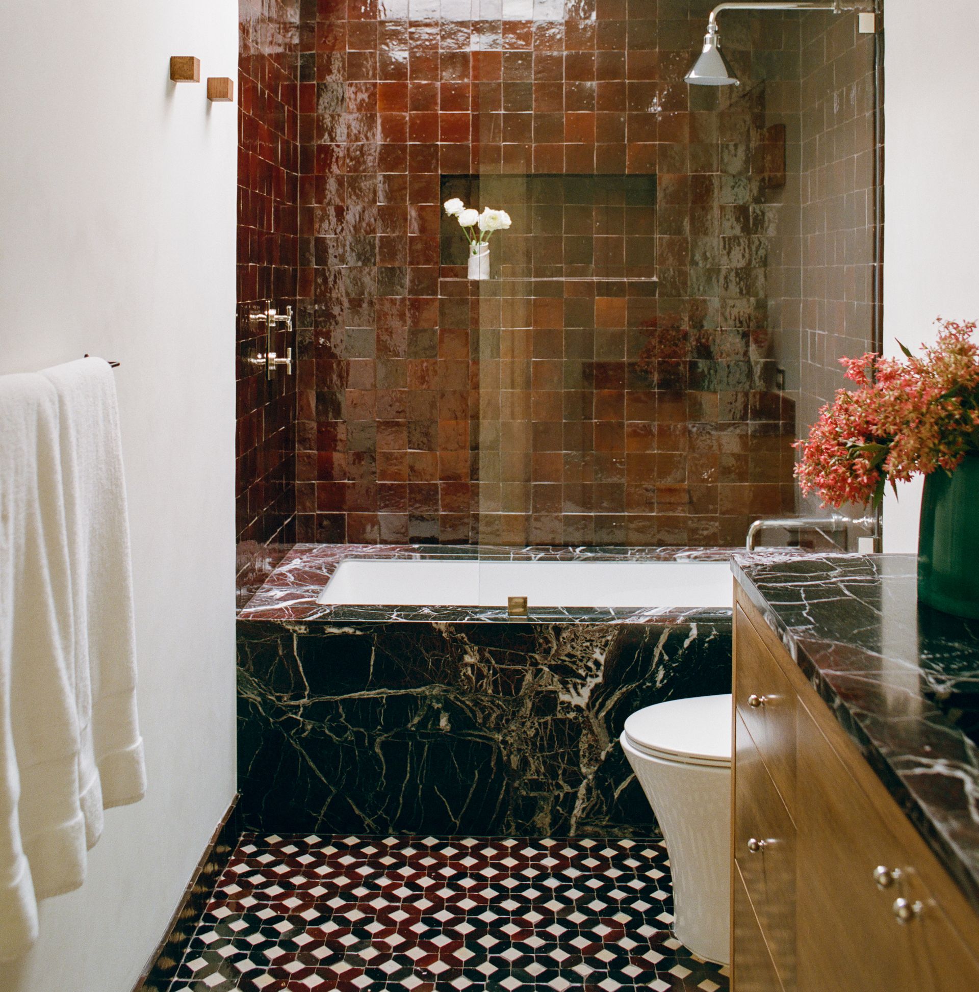 Before After This Dated Bathroom S Makeover Uses The Trending Tile