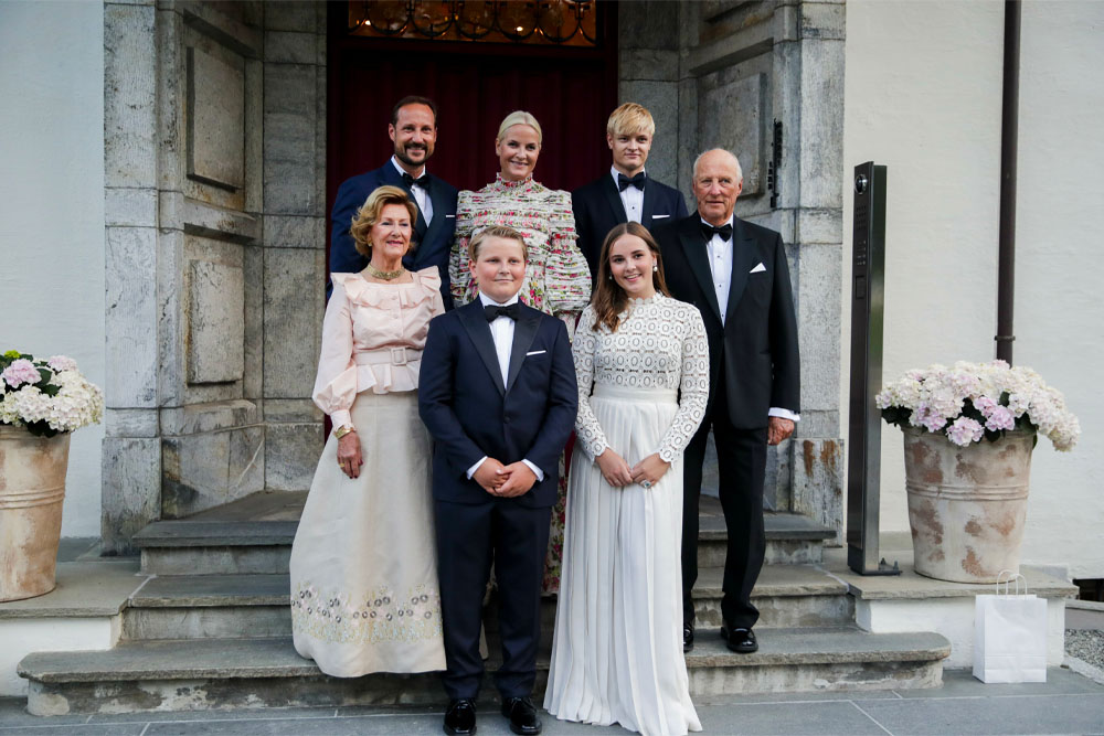 Bak fra.v Kronprins Haakon, kronprinsesse Mette Marit, Marius Borg Høiby Foran fra.v Dronning Sonja, prins Sverre Magnus prinsesse Ingrid Alexandra er samlet på Skaugum. Foto: Vidar Ruud / NTB scanpix