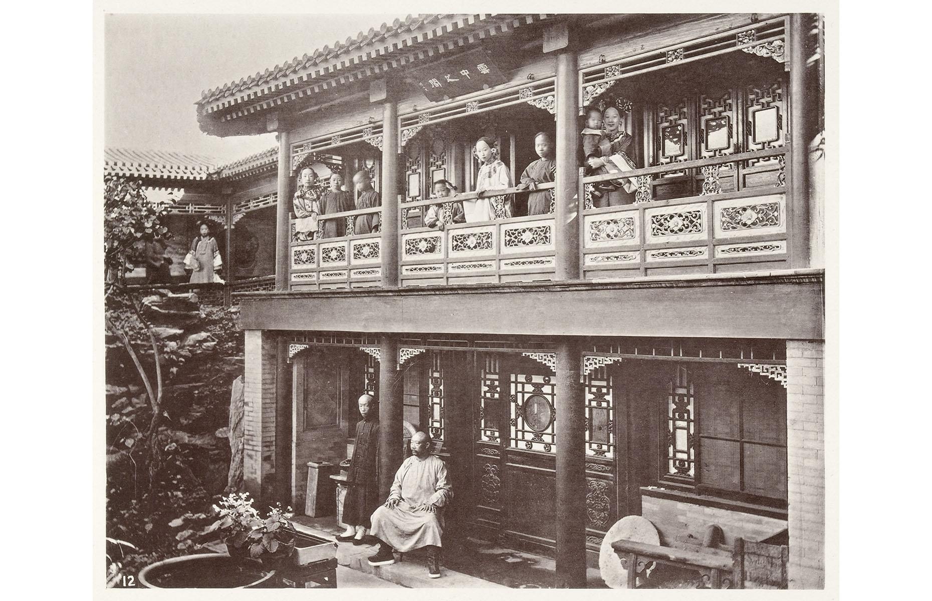 Années 1870 : Un Mandarin chinois est photographié chez lui
