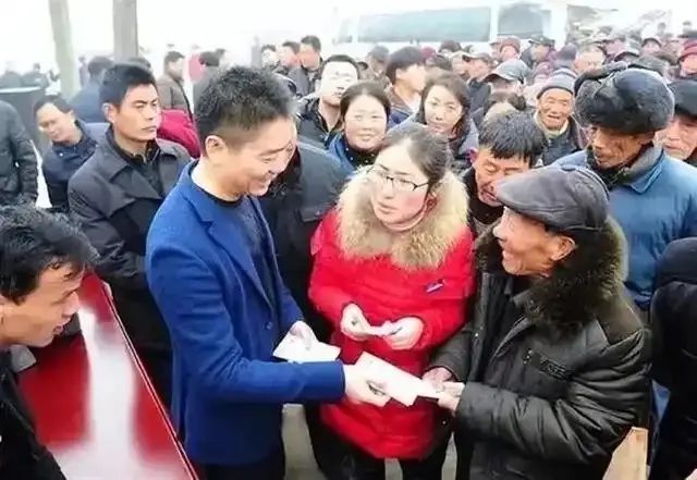 刘强东又给老家发现金，60岁以上老人发1万！村民：以后不发也非常感恩