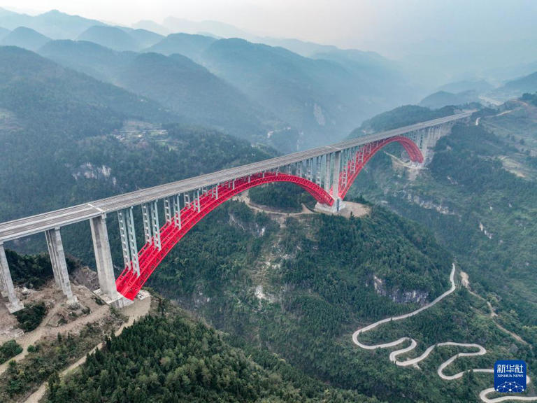 武陵山区又添一条高速公路大通道