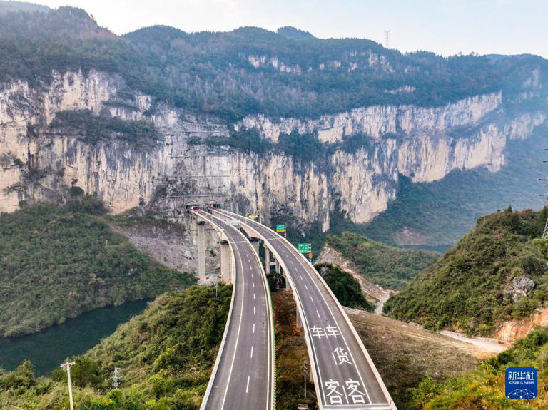 武陵山区又添一条高速公路大通道