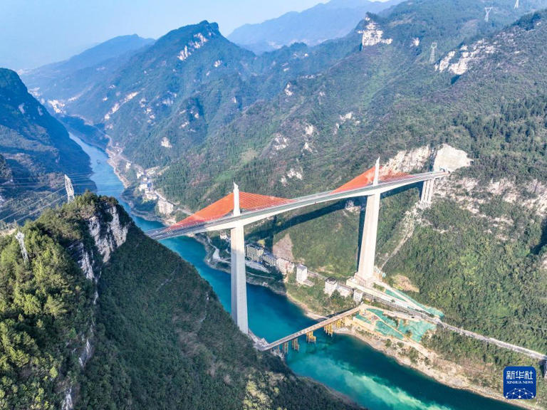 武陵山区又添一条高速公路大通道