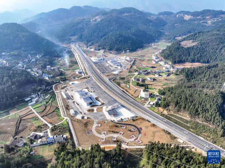 武陵山区又添一条高速公路大通道
