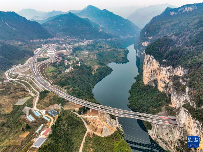 武陵山区又添一条高速公路大通道