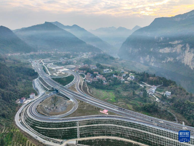 武陵山区又添一条高速公路大通道