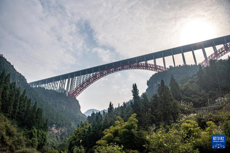武陵山区又添一条高速公路大通道