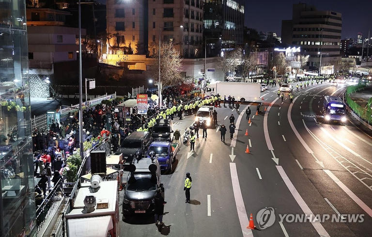 [속보] 尹체포 시도 임박에 한남대로 일부 통제…기동대 3천여명 투입
