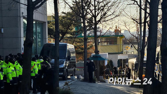 [속보] 경찰, 대통령 관저 안으로 경력 추가 투입