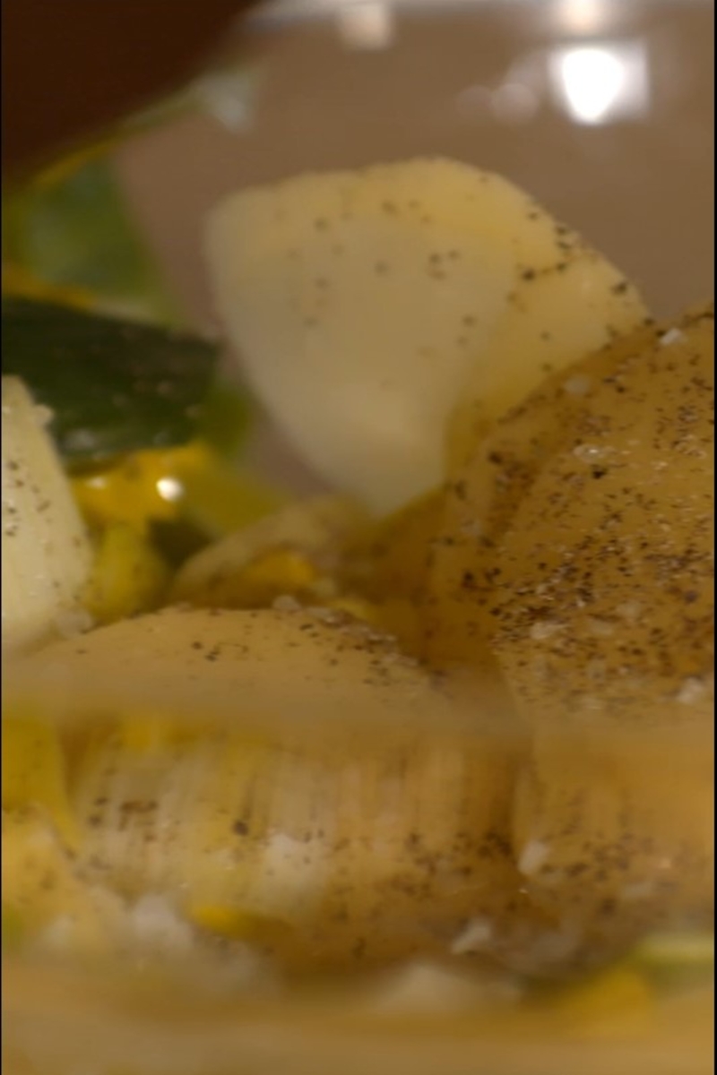 Dünn geschnittene Kartoffeln mit Knoblauch, einfach und schmackhaft