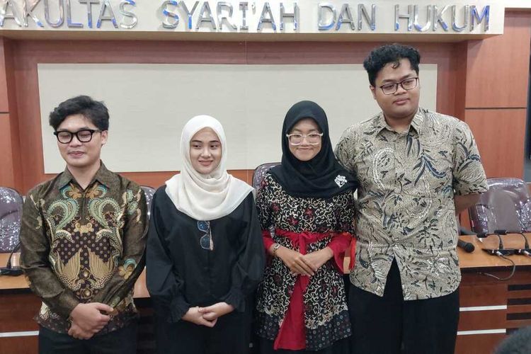 Empat mahasiswa UIN Sunan Kalijaga Yogyakarta yang menjadi pemohon judicial review ambang batas pencalonan presiden dan calon wakil presiden atau presidential threshold saat berfoto usai jumpa pers di Fakultas Syari'ah dan Hukum UIN Sunan Kalijaga, Jumat (3/01/2025).