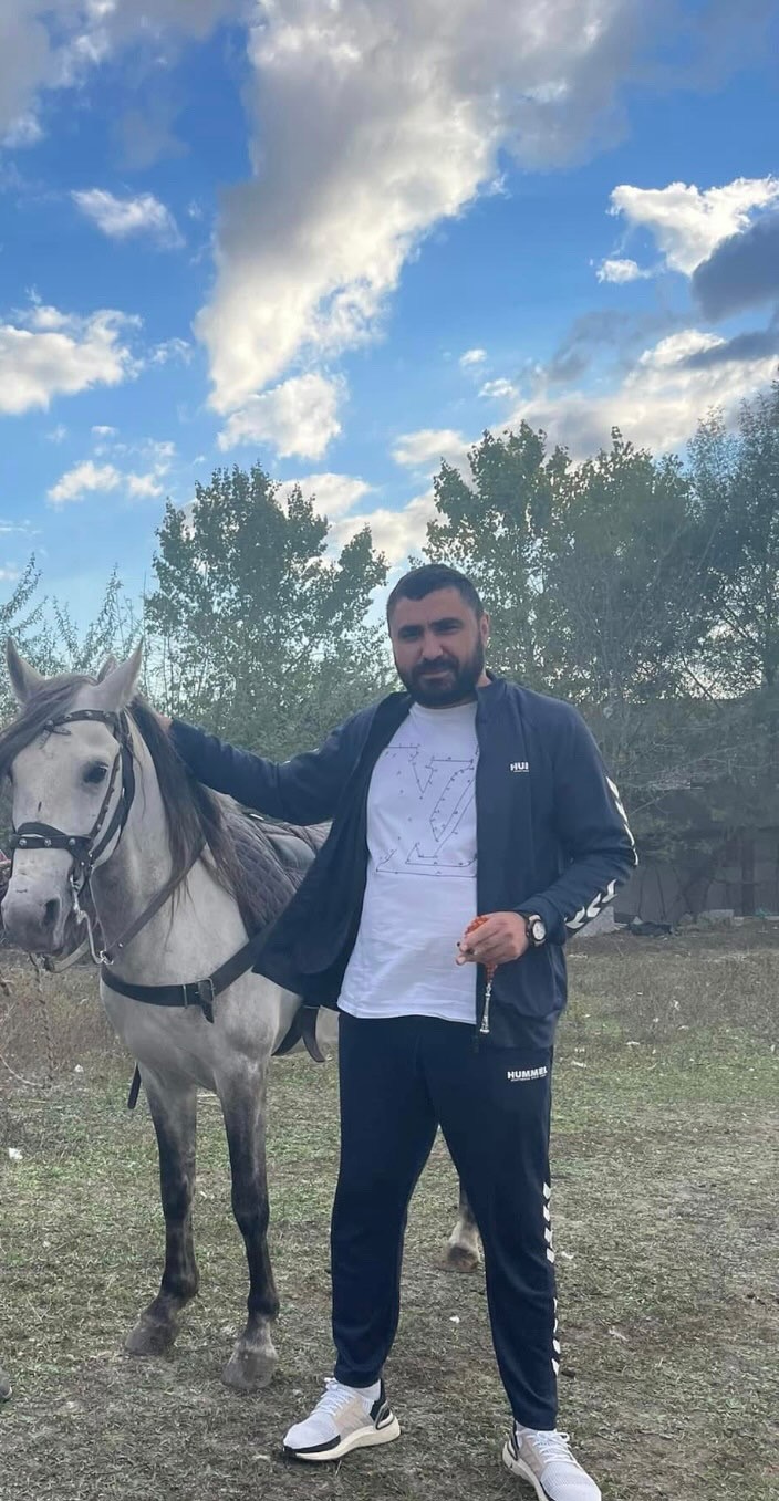 İSTANBUL’UN ARNAVUTKÖY’DE DAHA ÖNCE KARIŞTIĞI BİR SİLAHLI YARALAMA OLAYI NEDENİYLE ARANMASI OLAN BİR KİŞİ, YILBAŞI GECESİ EN YAKIN ARKADAŞINI DA SİLAHLA VURARAK ÖLDÜRDÜKTEN SONRA FİRAR ETTİ. POLİS EKİPLERİNİN ZANLIYI YAKALAMAYA YÖNELİK ÇALIŞMALARI DEVAM EDİYOR. DİREN KAYA