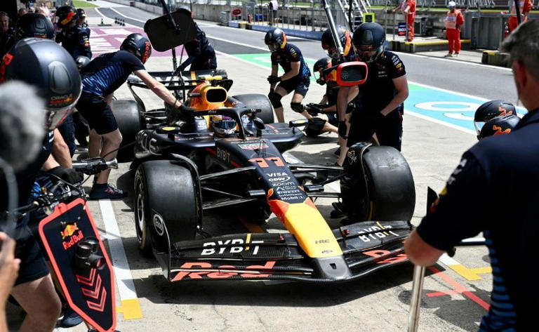 La marca de criptomonedas se puede ver en la parte delantera del auto | Foto: AFP
