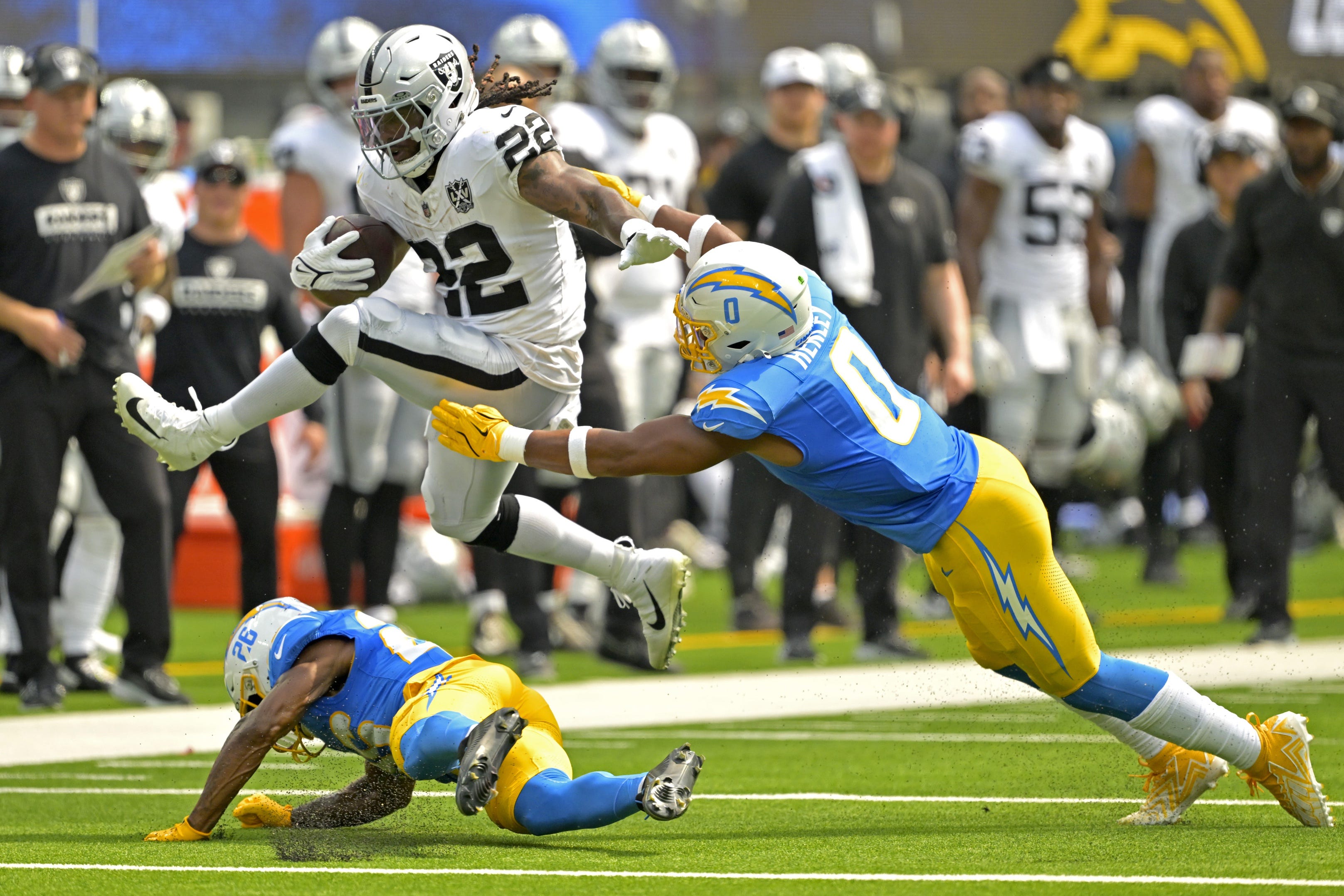 Prediction and betting odds for Raiders vs. Chargers in Week 18