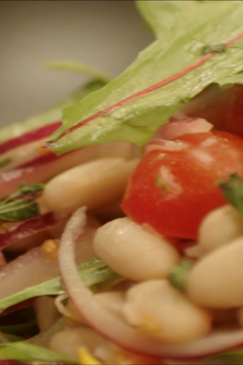 Frischer und umweltfreundlicher Salat aus Löwenzahn
