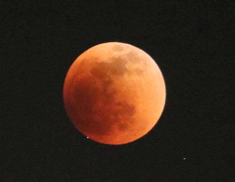 Un eclipse lunar ocurre cuando la Tierra se coloca entre el Sol y la Luna, bloqueando la luz solar que normalmente ilumina a nuestro satélite. Fotografía: Cuartoscuro/Margarito Pérez Renata.