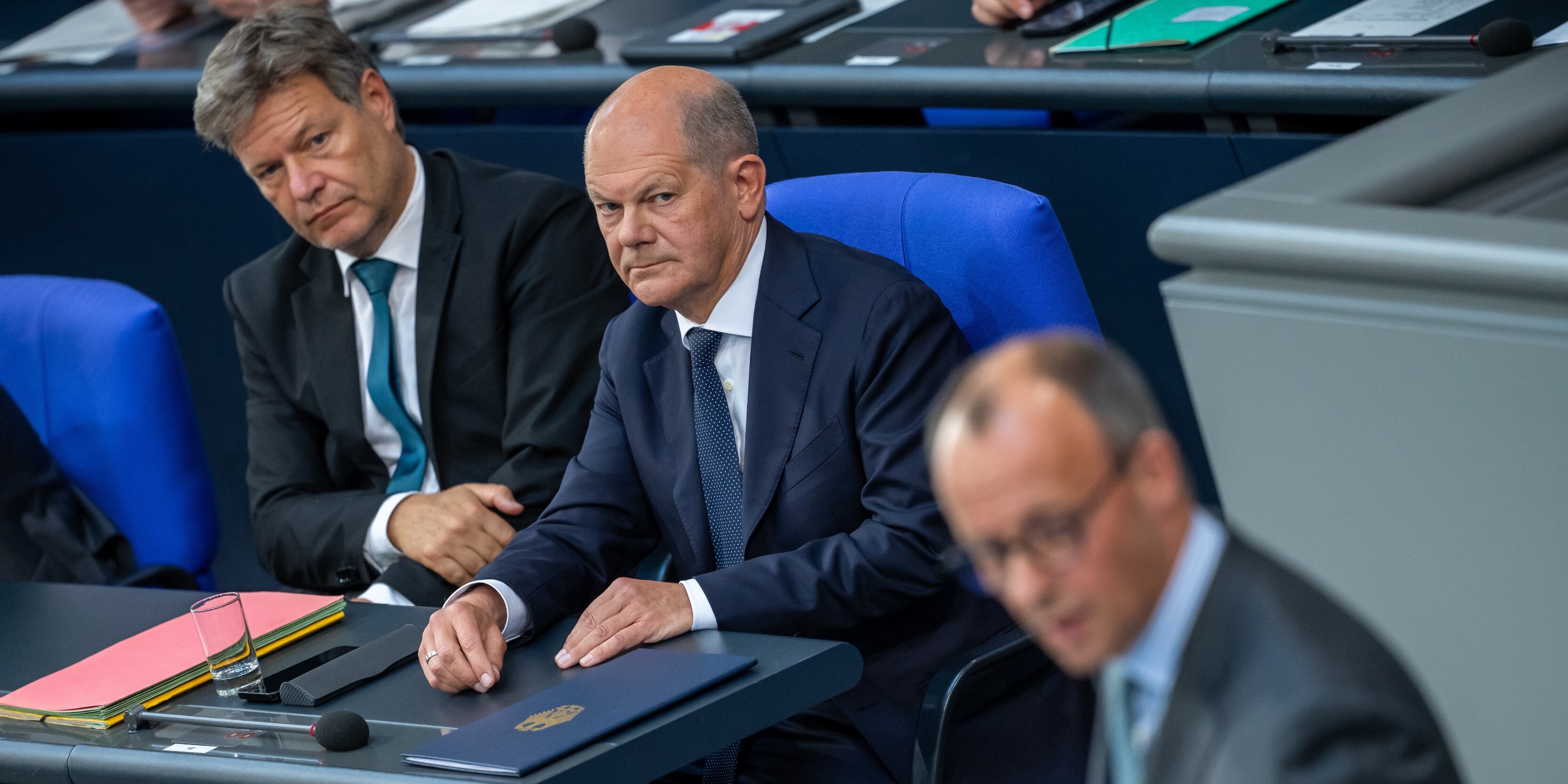 Wer mit wem ab Februar? Friedrich Merz, Olaf Scholz und Robert Habeck (v.r.n.l.) im Bundestag. Michael Kappeler/dpa