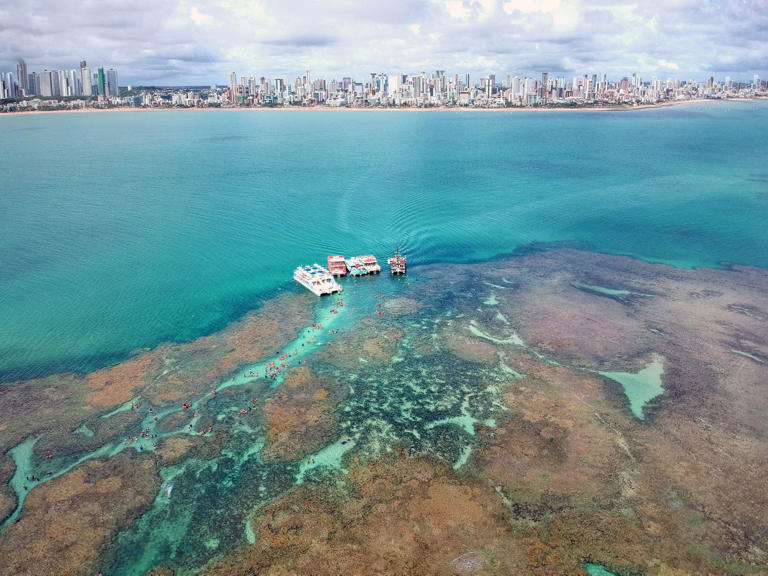 Piscinas naturais como Picãozinho atraem turistas em João Pessoa