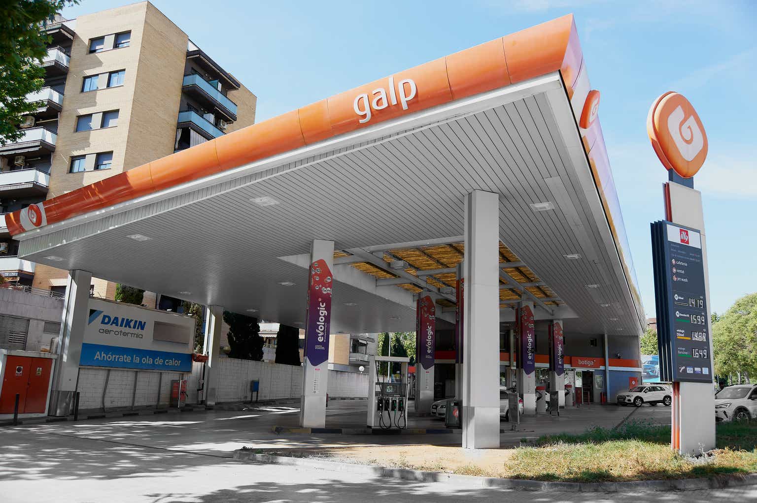 Chevron, TotalEnergies lead race to buy into Galp's Namibia oil ...