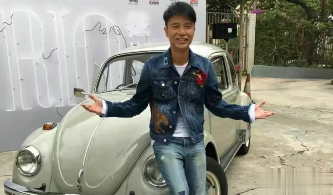 李克勤换车，淘汰掉100万的路虎，换了国产，儿子名字当车牌