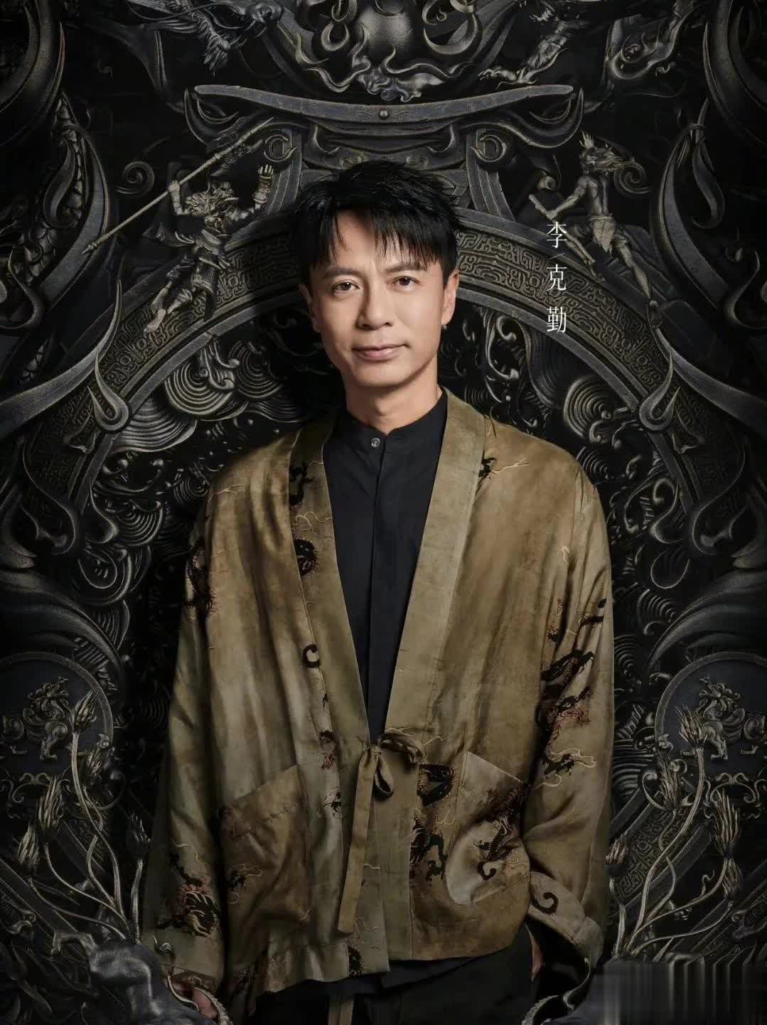 李克勤换车，淘汰掉100万的路虎，换了国产，儿子名字当车牌