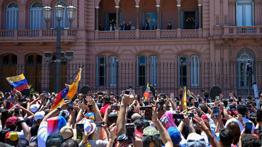 Milhares de venezuelanos foram à Praça de Maio, em frente à Casa Rosada