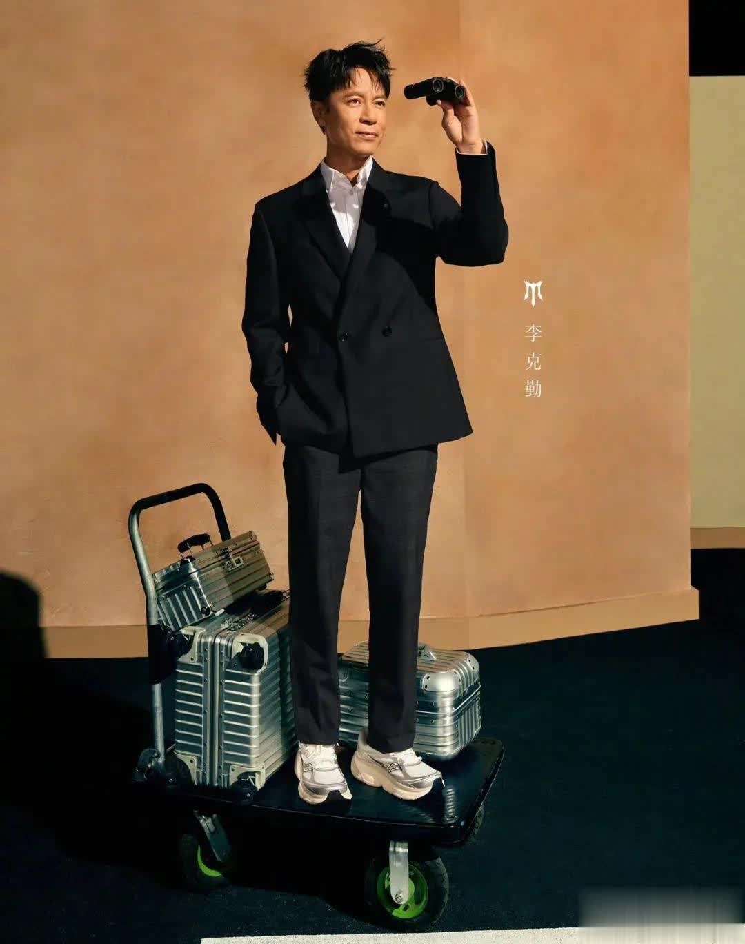 李克勤换车，淘汰掉100万的路虎，换了国产，儿子名字当车牌