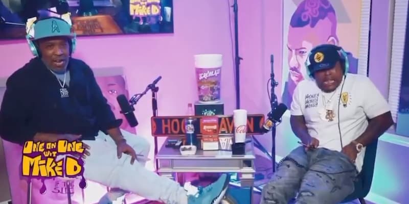 Unfassbare Szene - Als sich Rapper während Interview in Tasche fasst ...