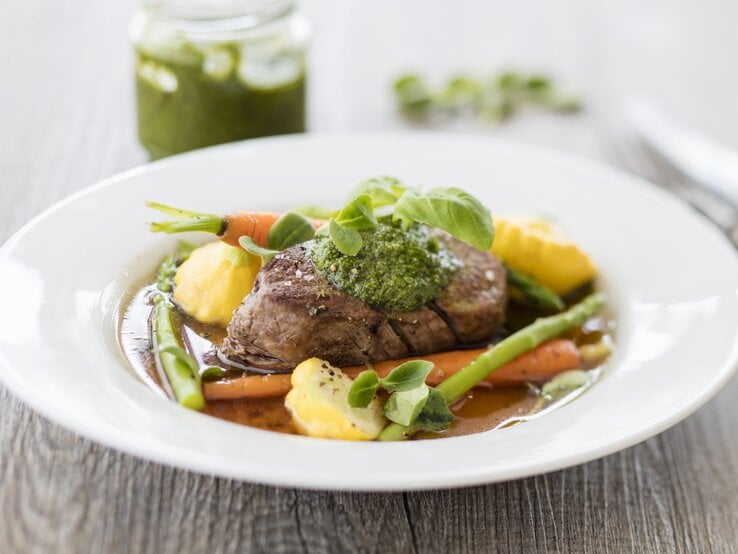 Pochiertes Rinderfilet: Low-Carb-Rezept mit Gemüse &amp; Pesto