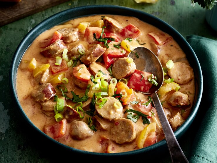 Wurstgulasch mit Paprika-Frischkäse-Soße: So einfach, so gut!