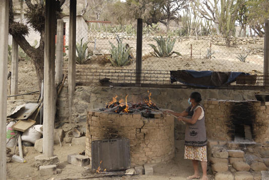 Francisca en el área del horno