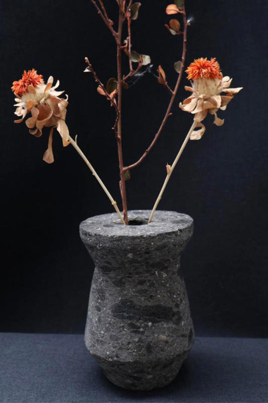 Florero en piedra volcánica