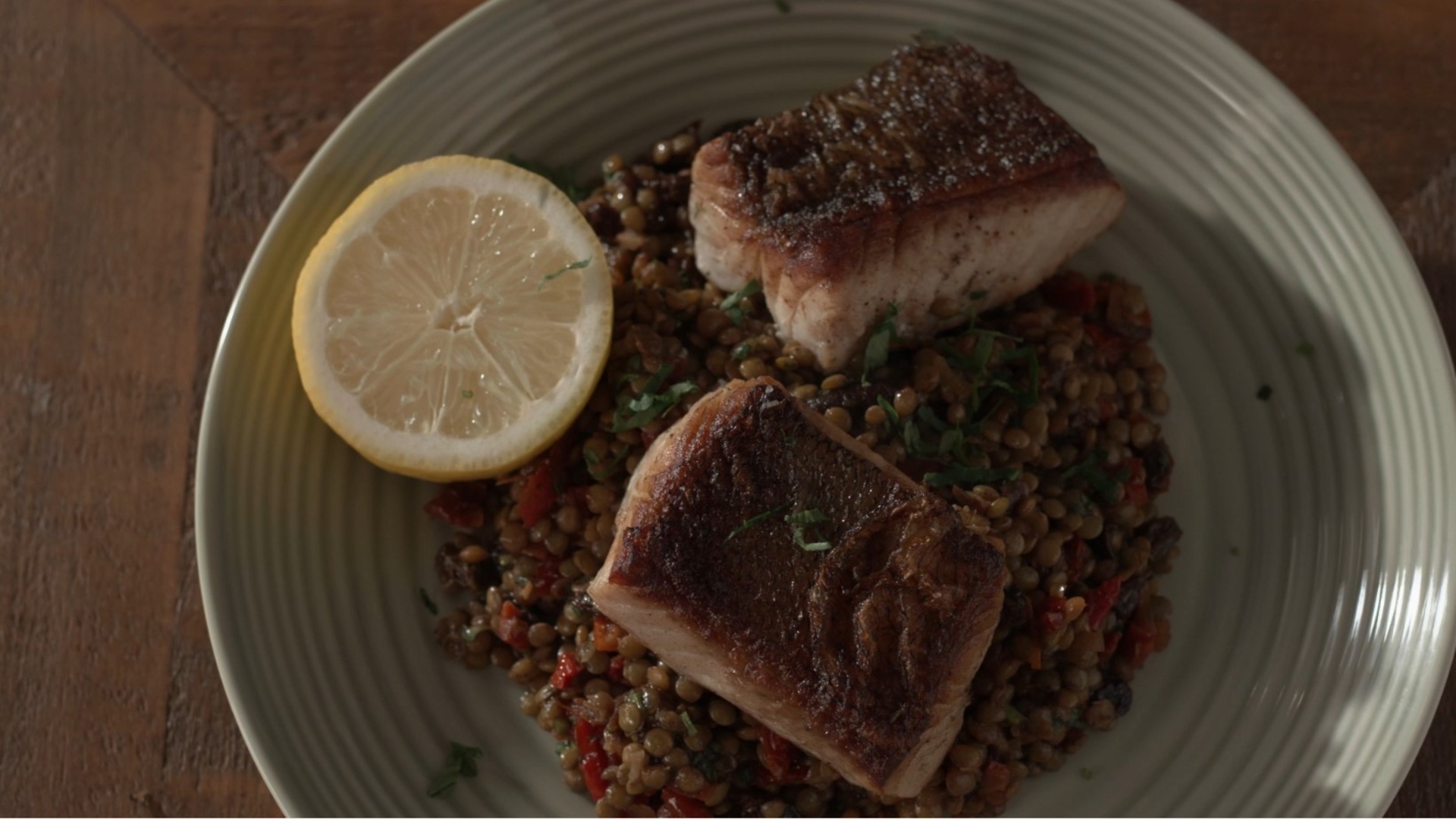 Gebratener Fisch auf Linsen Ein perfekt ausgewogenes Gericht