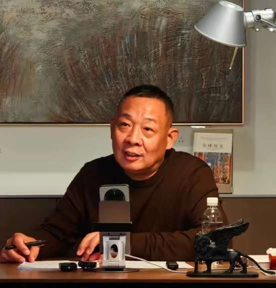 胖东来创始人谈电商和车企企业家，称其「都像奴隶一样，整天就比卖了多少」，如何从商业角度解读？