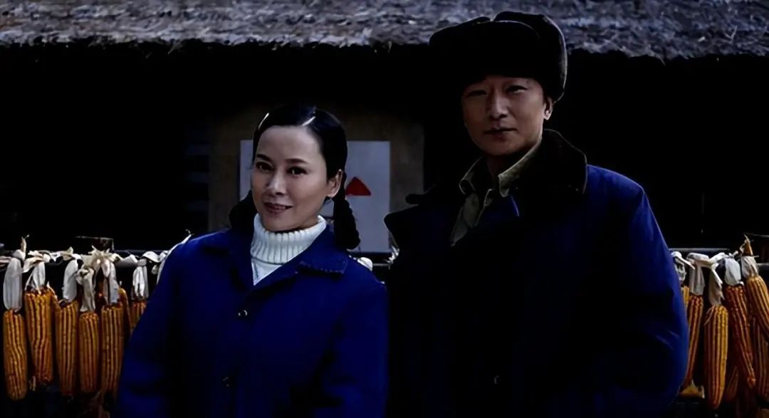 有一种爱情叫"高调秀恩爱"。 但也有一对夫妻，默默携手13年，连女儿都12岁了，却始终不为外界所知。他们就是演员邵峰和刘欣。在这个全民追星的时代，他们用最朴实的方式诠释了什么是"隐婚"，什么是"低调"。 配角演员的另一种人生邵峰，这