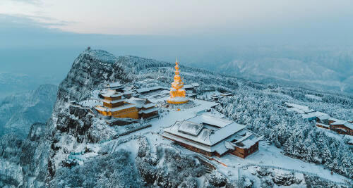 峨眉山冬日探秘：雪域佛国的心灵之旅