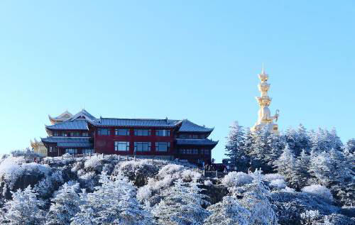 峨眉山冬日探秘：雪域佛国的心灵之旅