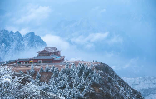 峨眉山冬日探秘：雪域佛国的心灵之旅