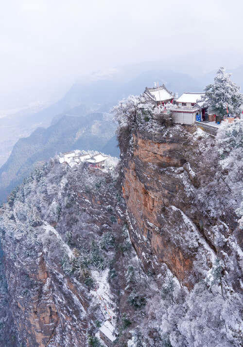 峨眉山冬日探秘：雪域佛国的心灵之旅